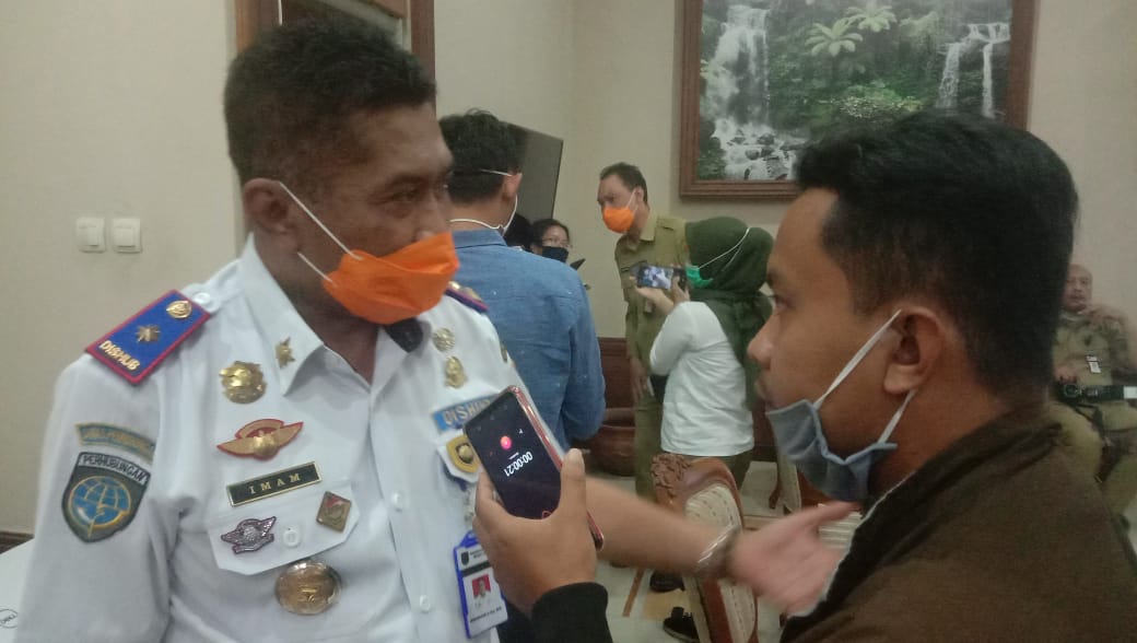 NEWS: Awak media saat mewawancarai Kadishub Kabupaten Magelang terkait pemudik (13/4/2020)-(Foto: Istimewa)