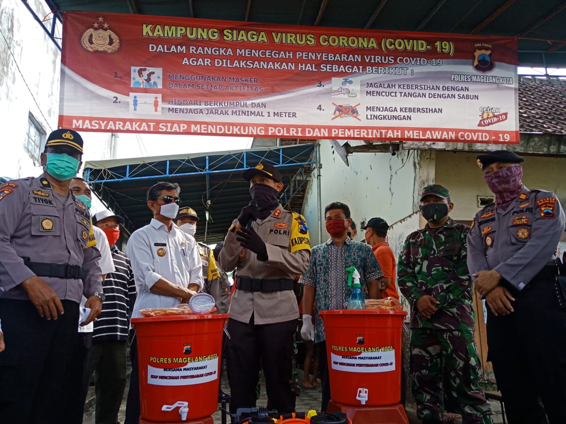 BANTUAN: Kapolres Magelang Kota memberikan bantuan perlengkapan kesehatan di Posko Covid-19 Bandongan, Rabu (15/4). (Foto: ata)