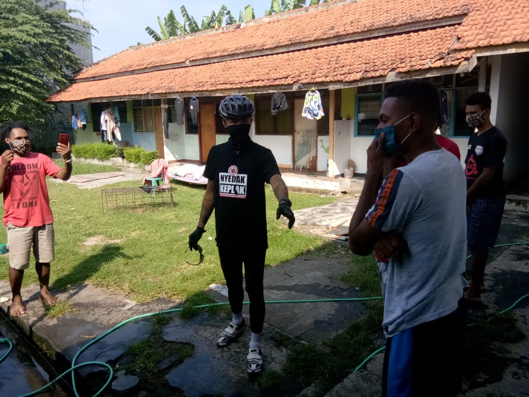 HANGAT: Gubernur Ganjar saat menyapa mahasiswa Papua di Asrama Jalan Tegalwareng Kota Semarang. (Foto: Humas Pemprov Jateng)