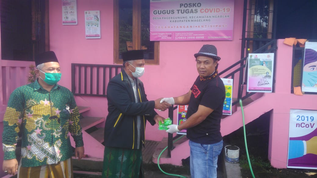 NEWS: NU Ngablak bagi bagi masker ke seluruh Balai Desa se Kecamatan (15/4/2020)-(Foto: Istimewa)