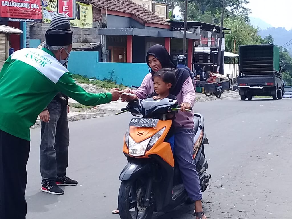 NEWS: NU Kaliangkrik bagi bagi masker bantu cegah penyebaran covid-19 (16/4/2020)-(Foto: Istimewa)