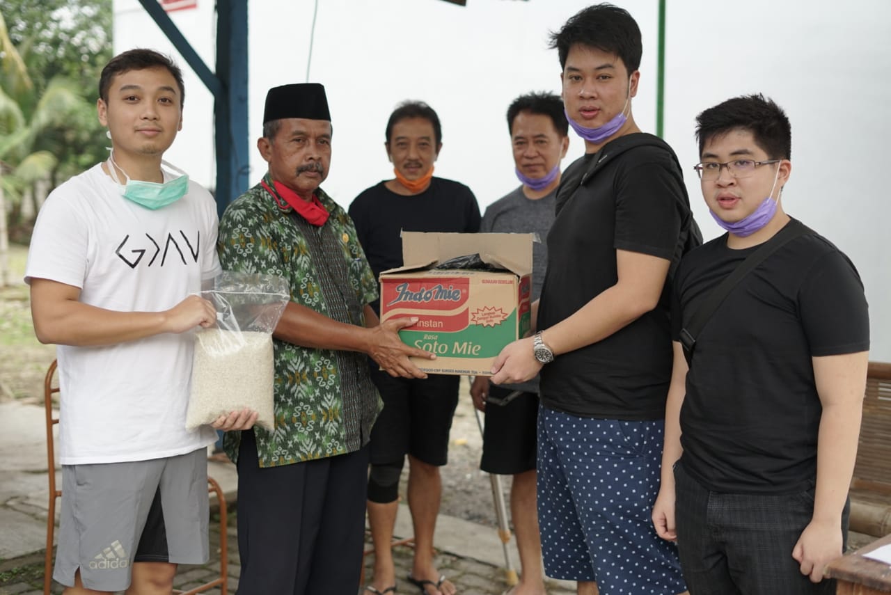 SIMBOLIS: Kades Gunungpring Ilham Abadi menerima bantuan paket sembako dari pengusaha dan tokoh masyarakat Pecinan Muntilan untuk disalurkan ke masyarakat, Kamis (16/4). Foto: (han)