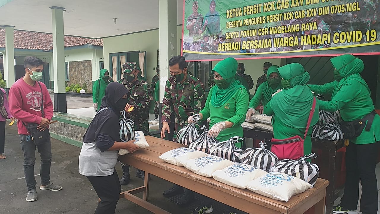 SEMBAKO: Masyarakat terdampak covid-19 Magelang menerima paket sembako dari Kodim 0705/Magelang dan Persit, Kamis (16/4). (Foto: ata)