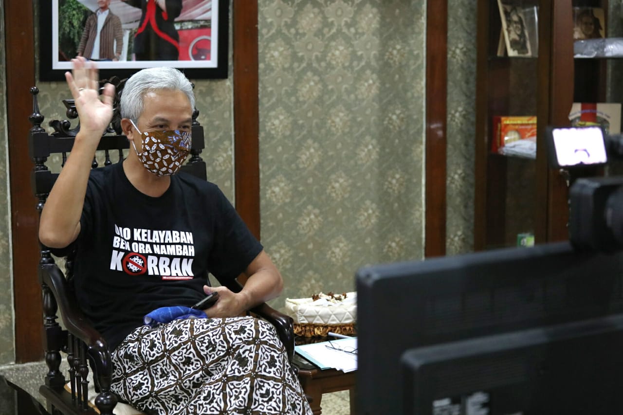 SERU: Gubernur Ganjar dalam pertemuan dengan siswa di 35 kabupaten/ kota di Jateng melalui konferensi video, Kamis sore (16/4). (Foto: Humas Pemprov Jateng)