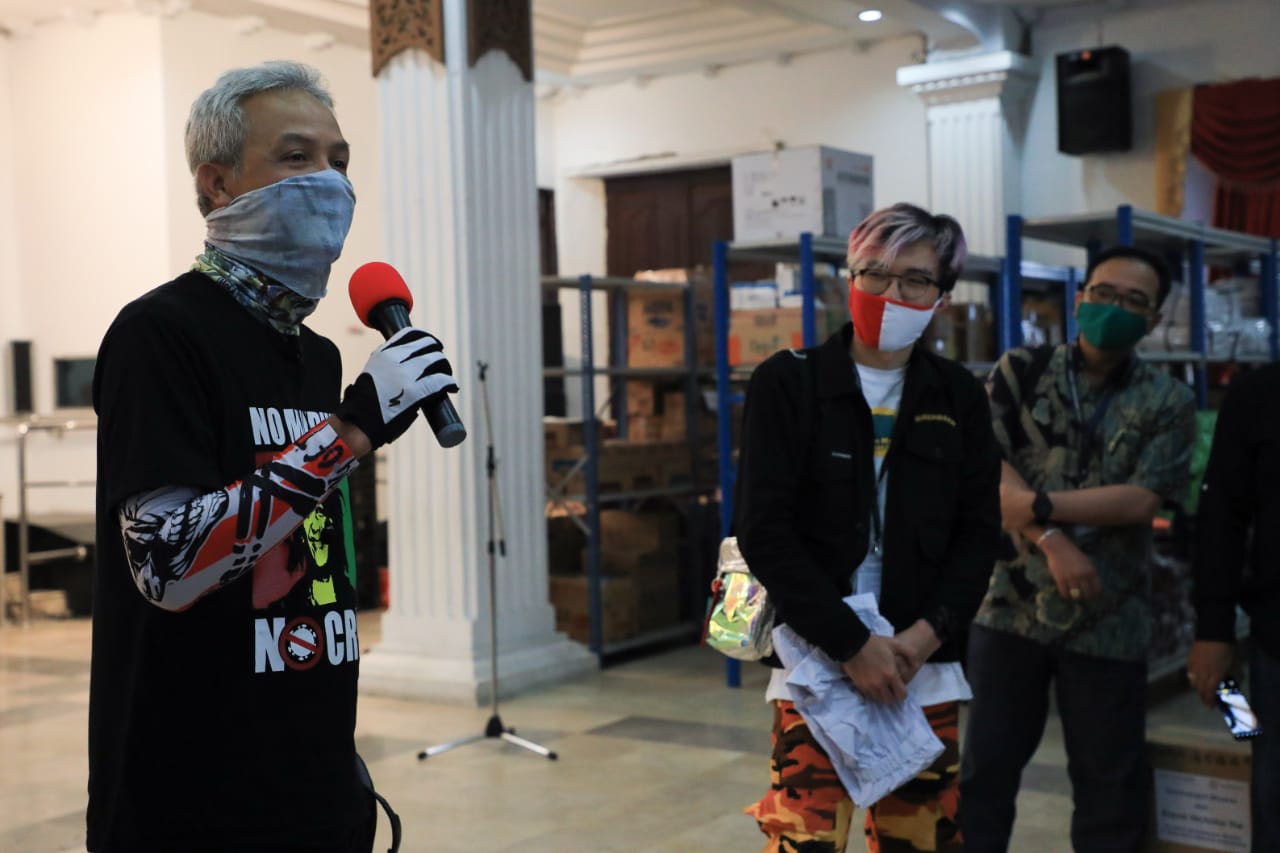 Gubernur Ganjar bersama dr Tirta dalam serah terima bantuan alat kesehatan di Wisma Perdamaian, Jumat (17/4). (Foto: Humas Pemprov Jateng)