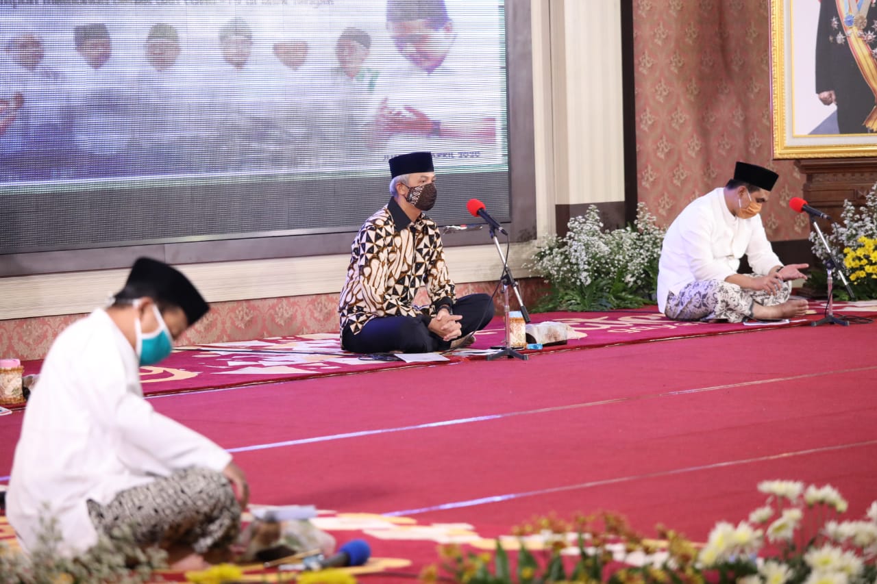 DOA: Gubernur Ganjar dalam doa bersama bertajuk ’Istigasah dan Doa Bersama untuk Keselamatan Bangsa’, semalam (17/4). (Foto: Humas Pemprov Jateng)