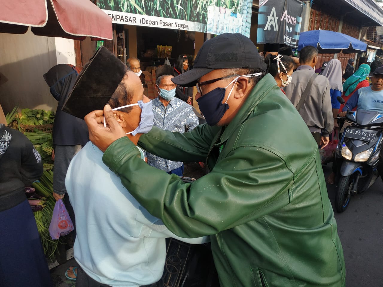 NEWS: Sukur Achadi saat memakaikan masker ke pengunjung Pasar Ngepos Srumbung (19/4/2020)-(Foto: Istimewa)