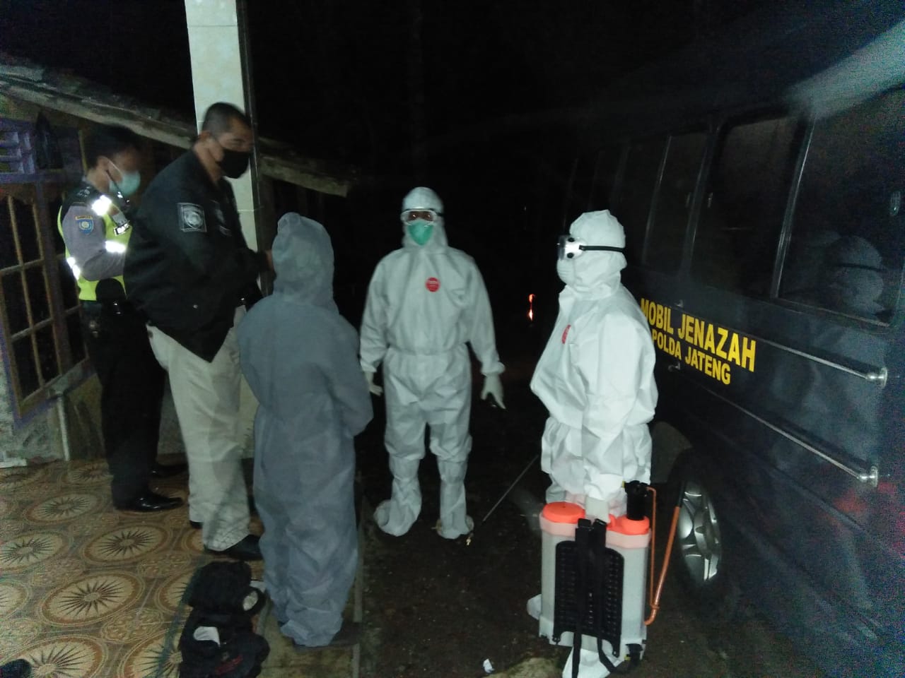 NEWS: Ambulance pembawa Jenazah PDP dari RS Bhayangkara Semarang tiba di depan pemakaman wilayah Kajoran Magelang (19/4/2020)-(Foto: Istimewa)