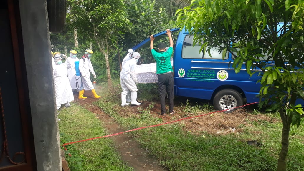 NEWS: Petugas medis ber APD turunkan jenazah dari ambulance untuk dimakamkan di Secang (19/4/2020)-(Foto: Istimewa)