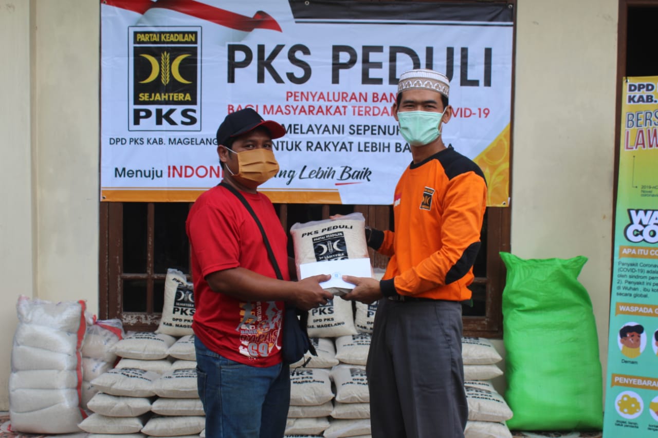 NEWS: Ketua DPD PKS Kabupaten Magelang, Abdul Aziz saat memberikan simbolis bantuan sembako ke warga Mungkid (19/4/2020)-(Foto: istimewa)