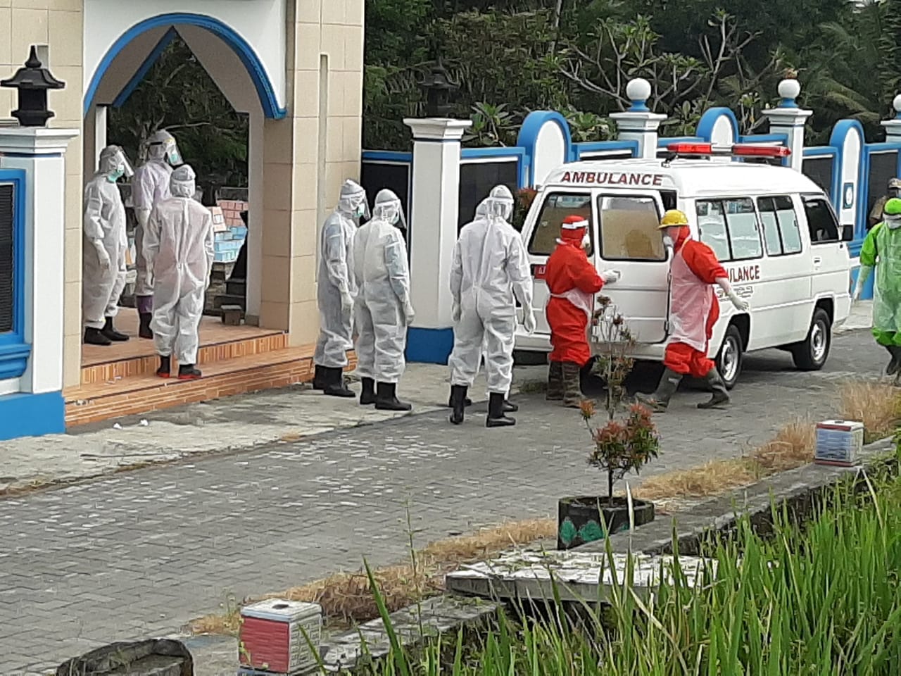 NEWS: Proses pemakaman PDP di Kecamatan Dukun (20/4/2020)-(Foto: Tribratanews Polres Magelang)