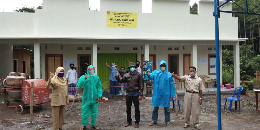 NEWS: Pihak Pemdes sedang meninjau Gedung Isolasi bagi para pemudik di lereng Sumbing (21/4/2020)-(Foto: Istimewa)