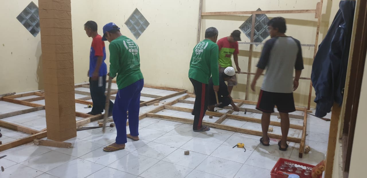 MASJID: Warga Bawangan, Kapuhan, Sawangan membuat bilik karantina di dalam masjid. (Foto: istimewa)