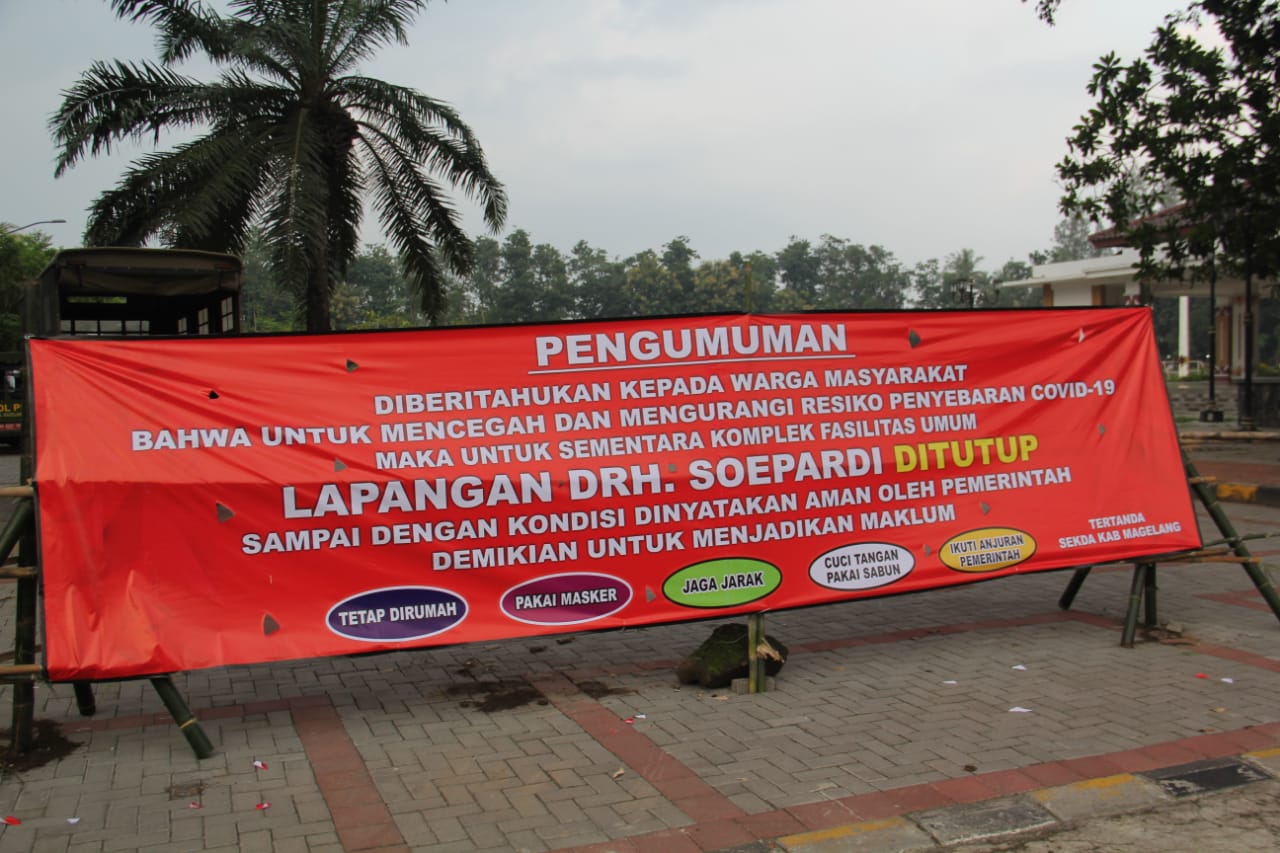 NEWS: Pintu masuk Lapangan drh Soepardi Sawitan Mungkid ditutup benner berisikan pengumuman penutupan sementara (21/4/2020)-(Foto: Istimewa)