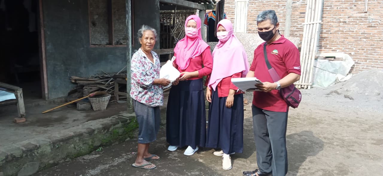 NEWS: Beberapa anggota BPD Desa Candirejo saat memberikan paket sembako ke salah satu warga (21/4/2020)-(Foto--Istimewa)
