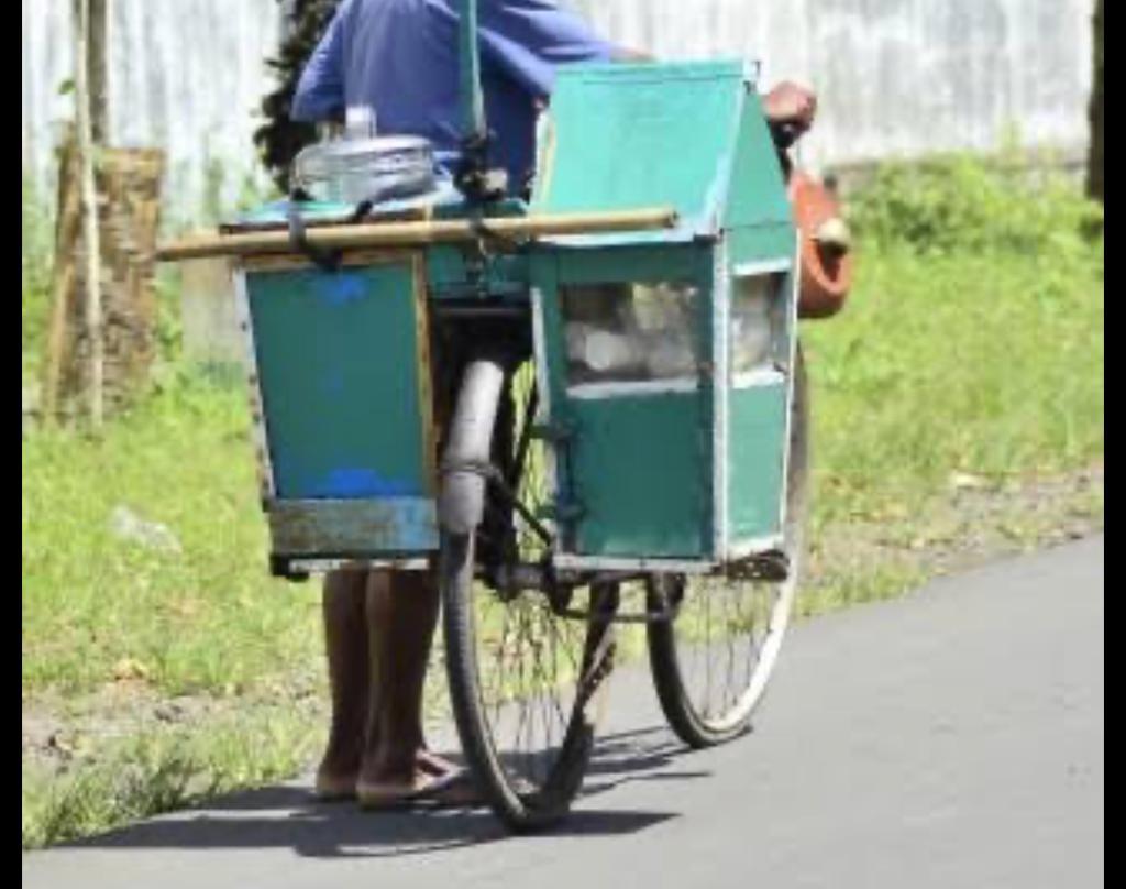 (ILUSTRASI PENJUAL ES KELILING)