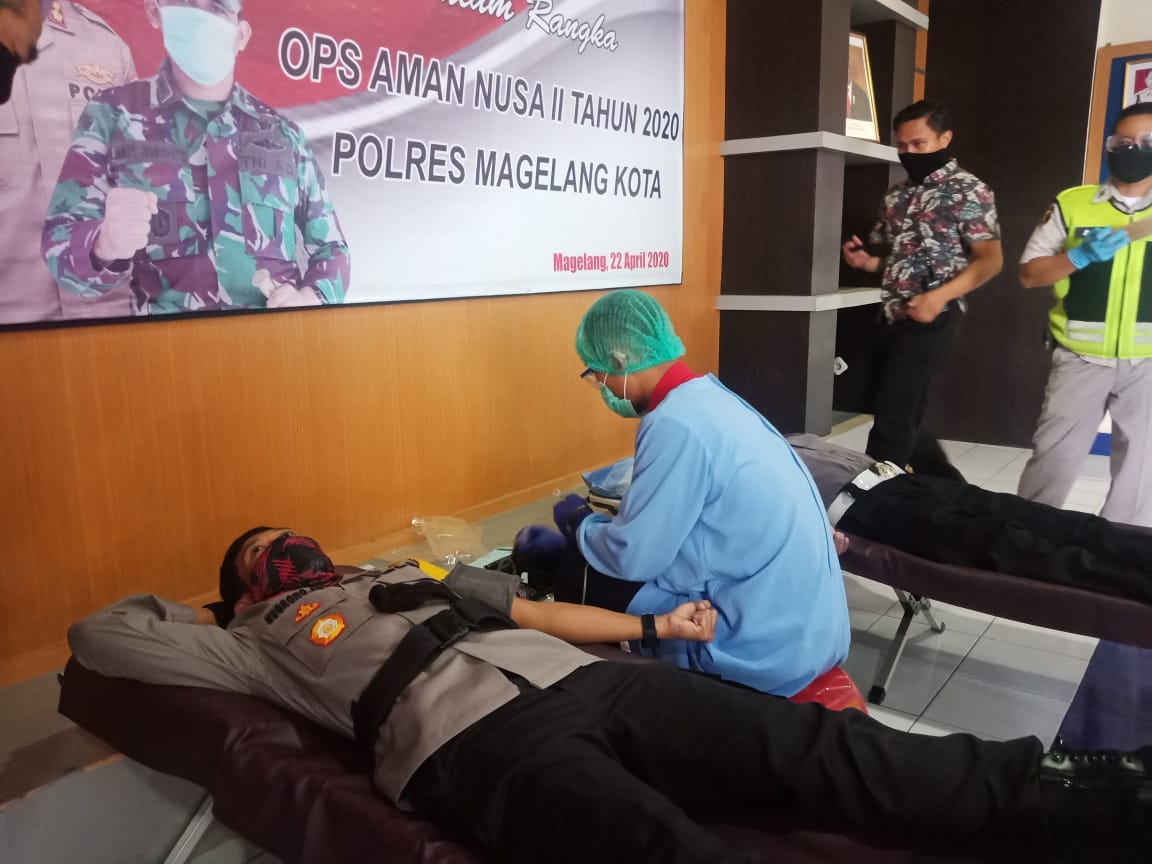 DONOR: Kapolres Magelang Kota AKPB Nugroho Ari Setyawan mendonorkan darah, Rabu (22/4). (Foto: ata)