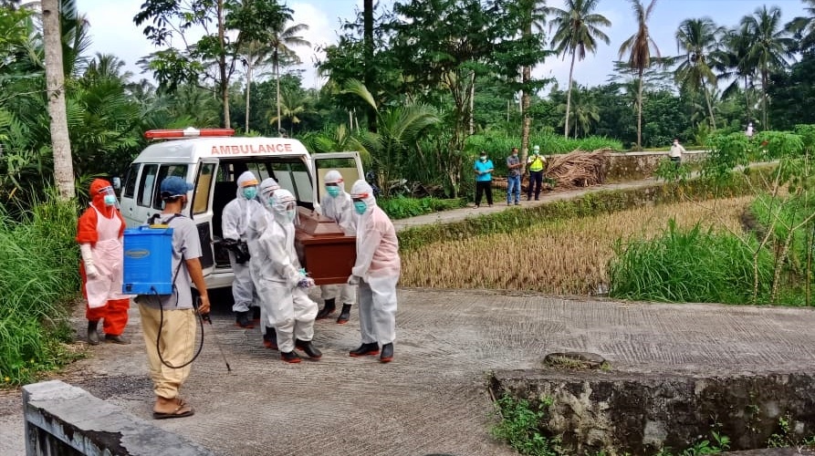NEWS: Proses pemakaman PDP meninggal dunia asal Sawangan yang dimakamkan di Kecamatan Srumbung (23/4/2020)-(Foto: Istimewa)