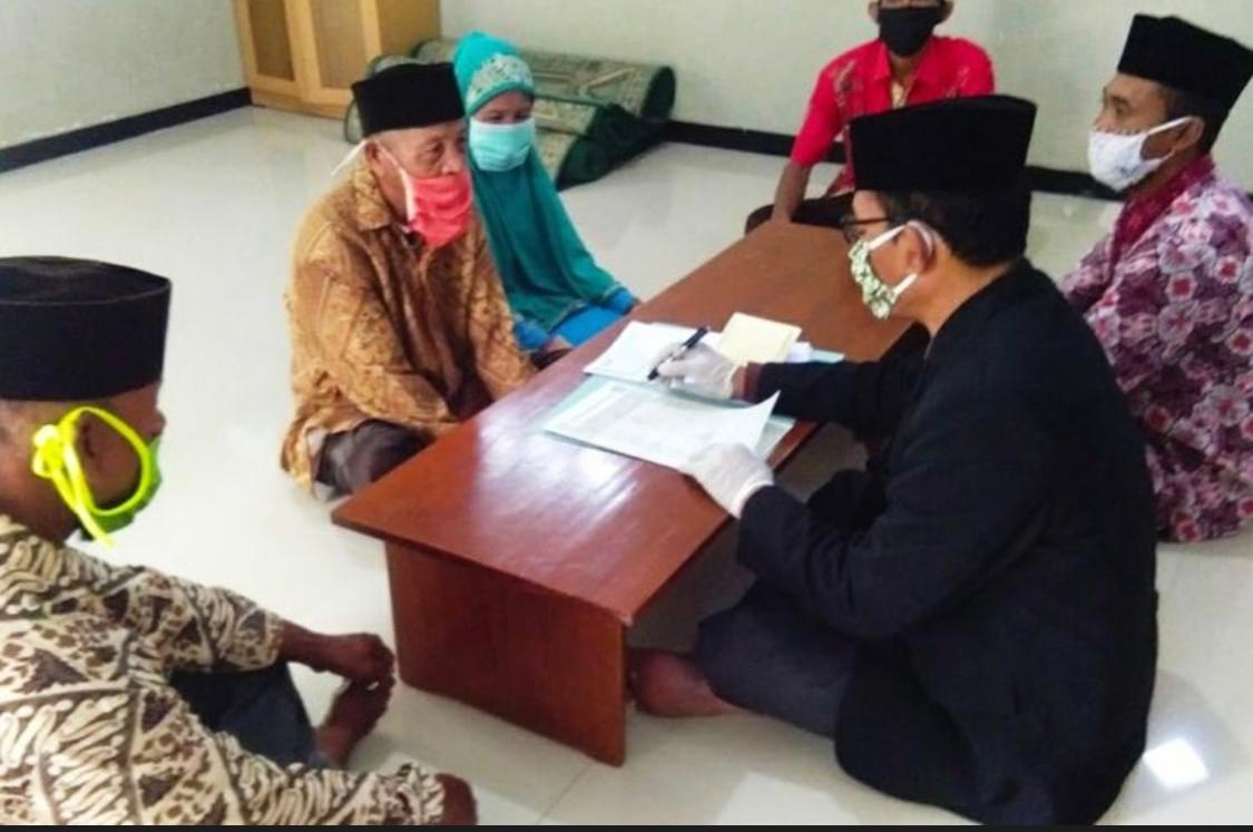 Romantis pasangan kakek nenek ini menikah di usia lanjutnya