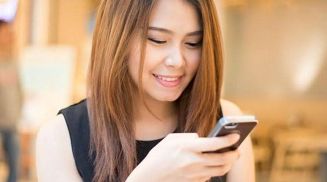 ILUSTRASI : perempuan ini berhasil menghindari whastApp dibajak