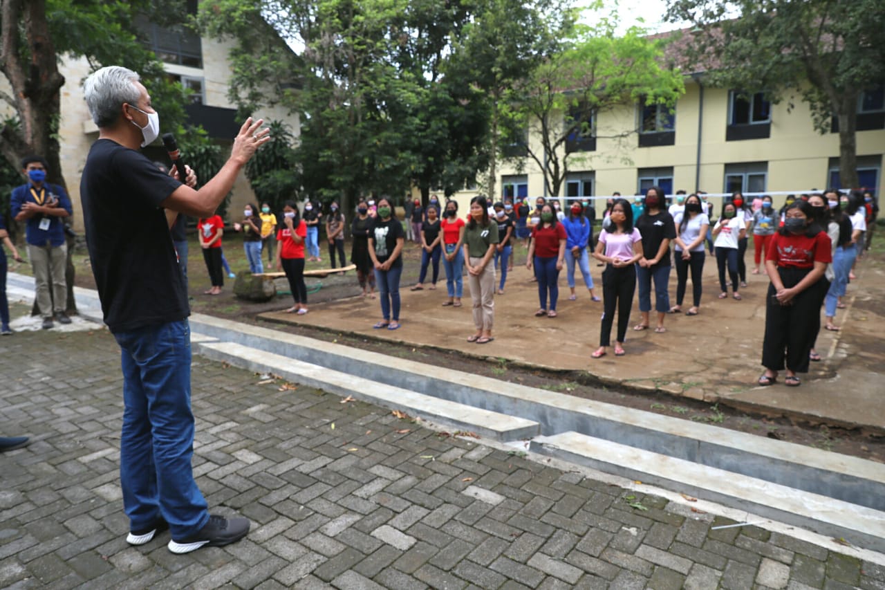SUPPORT: Gubernur Ganjar di depan mahasiswa UKSW Salatiga yang memilih menunda pulang kampung saat pandemi covid-19. (Foto: Humas Pemprov Jateng)