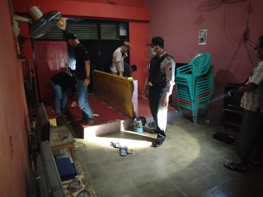 NEWS: Jajaran Kepolisian Polsek Muntilan bubarkan remaja kumpul kumpul di warnet (25/4/2020)-(Foto: Istimewa)