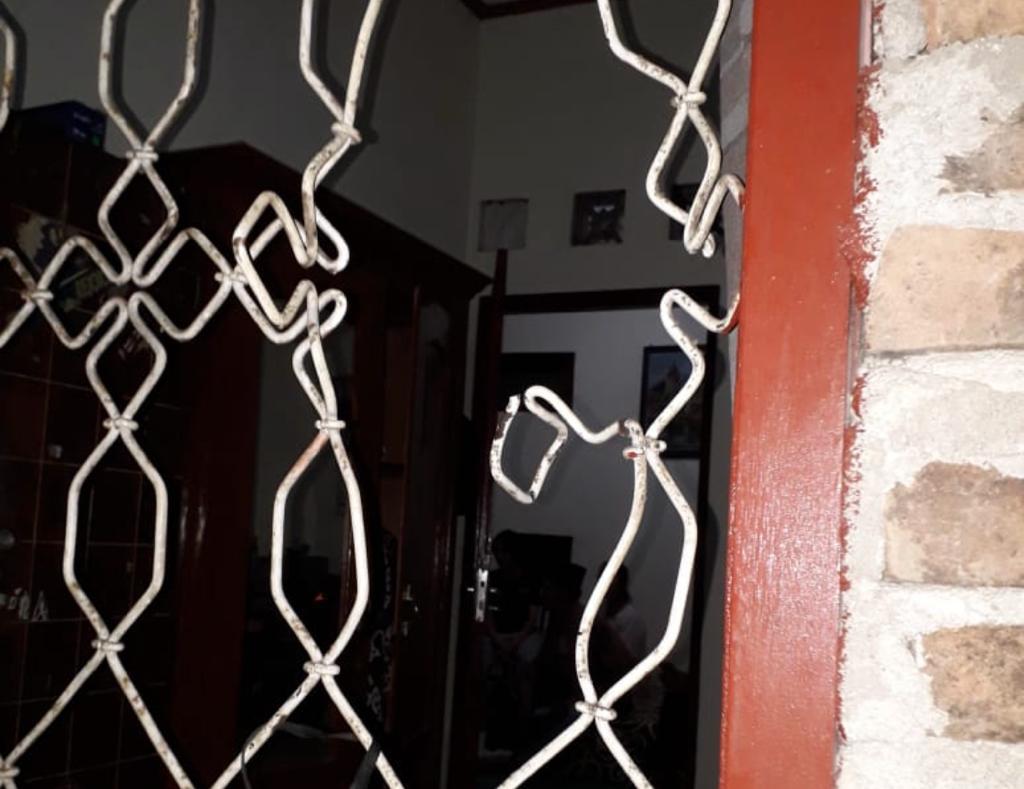 NEWS: Tralis beso jendela rumah korban di congkel dan potong pencuri di Mungkid (27/4/2020)-(foto: istimewa)
