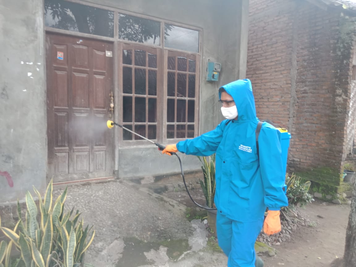 SIAP TANGGAP: Relawan Partai Demokrat menyemprotkan cairan disinfektan ke permukiman untuk mencegah penyebaran covid-19 di Kabupaten Magelang, Selasa (28/4). (Foto: mta)