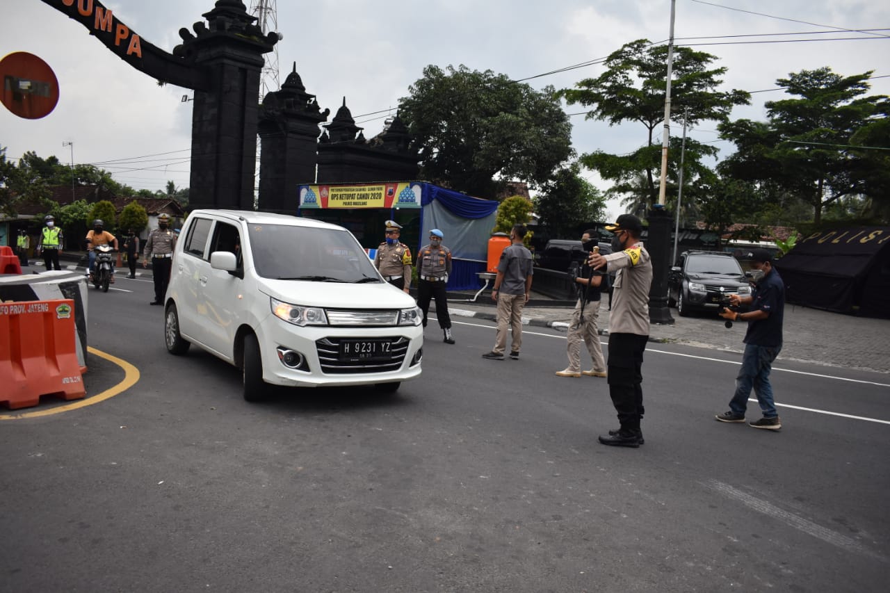 NEWS: Kapolres Magelang turun langsung meminta pemudik balik arah saat hendak masuk wilayah Magelang (28/4/2020)-(Foto: Istimewa)