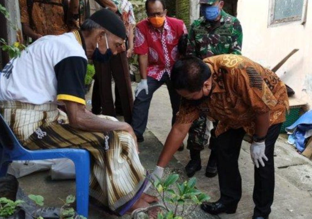 NEWS: Wali Kota Magelang, Sigit Widyonindito, mendatangi beberapa warganya yang menjadi korban Covid-19 (29/4/2020)