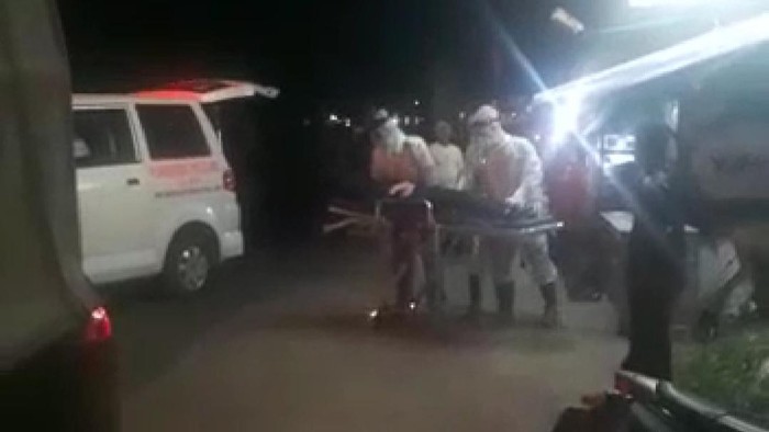 SS: Petugas Ber-APD dievakuasi petugas karena pingsan