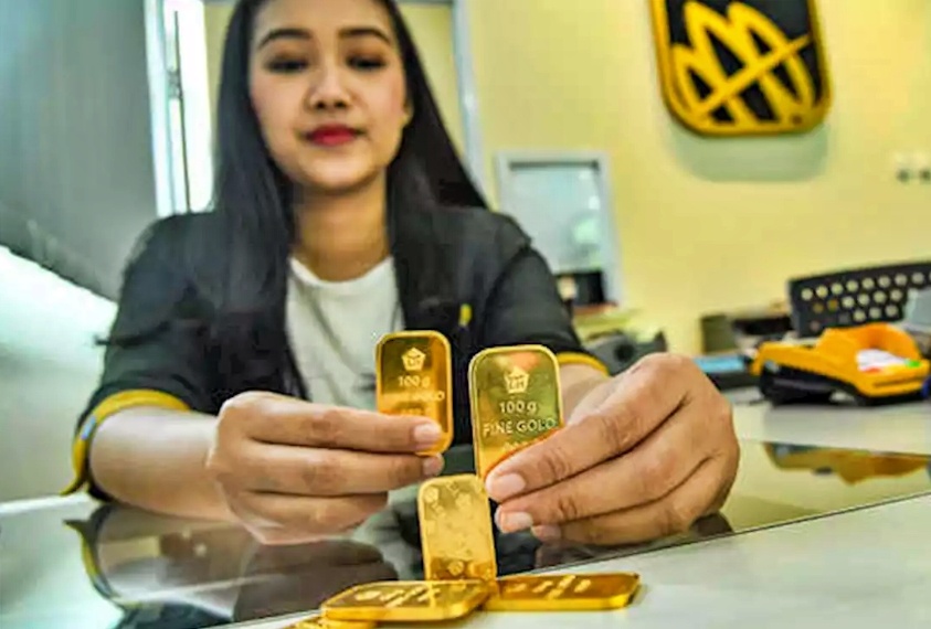ILUSTRASI : Pelayan toko emas batangan atam saat cek harga (Foto: Istimewa)
