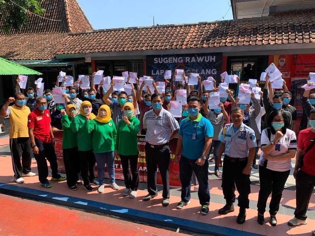 Sujud Syukur Napi di Lapas Magelang Bisa Bebas Akibat Wabah Covid-19