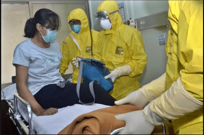 ILUSTRASI : Seorang pasien positif corona saat mendapatkan perawatan (Foto: Internet)