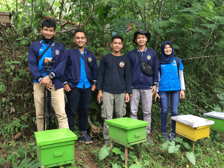 NEWS: Mahasiswa UM Magelang saat lakukan pendampingan peternak lebah madu di lereng Menoreh (Foto: adv)