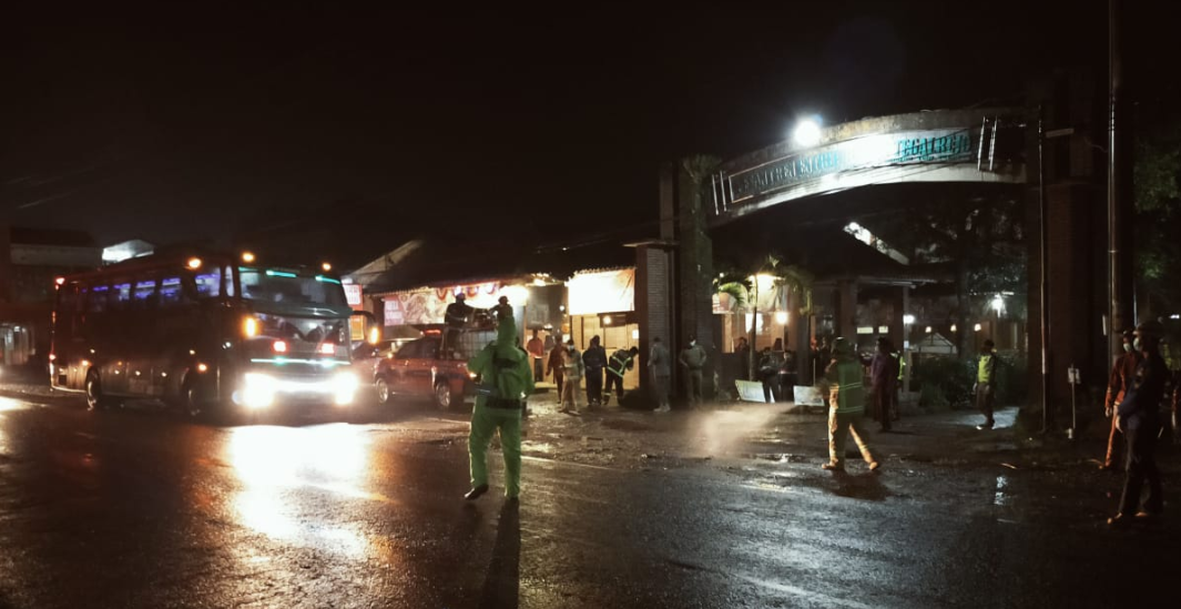 NEWS: Rombongan bus berisikan santri mudik Magelang ini dilakukan pemeriksaan medis (1/4/2020)-(Foto: Istimewa)