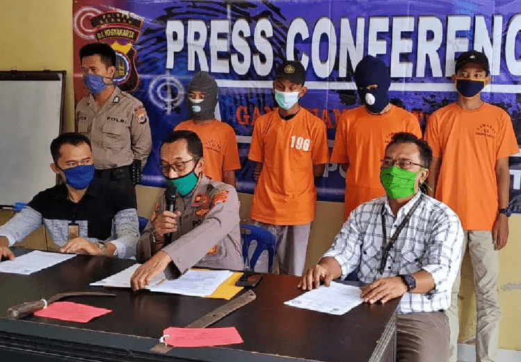 NEWS: Empat pelajar ini ahrus berurusan dengan polisi saat hendak duel menggunakan sajam di Sleman (16/4/2020)-(Foto: Istimewa)