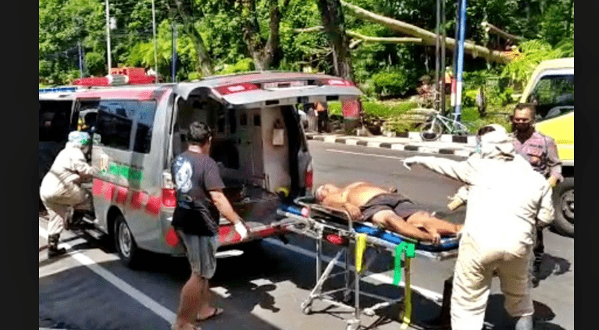 NEWS: Seorag pira pingsan dievakuasi tenaga medis lengkap dengan APD serba putih di Kota Magelang (9/4/2020)-(Foto: Istimewa)