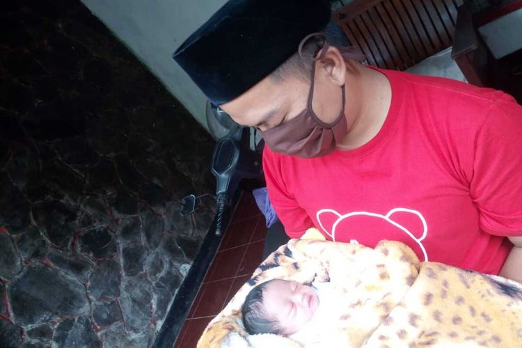 Bayi cantik bernama corona ini digendong ayahnya