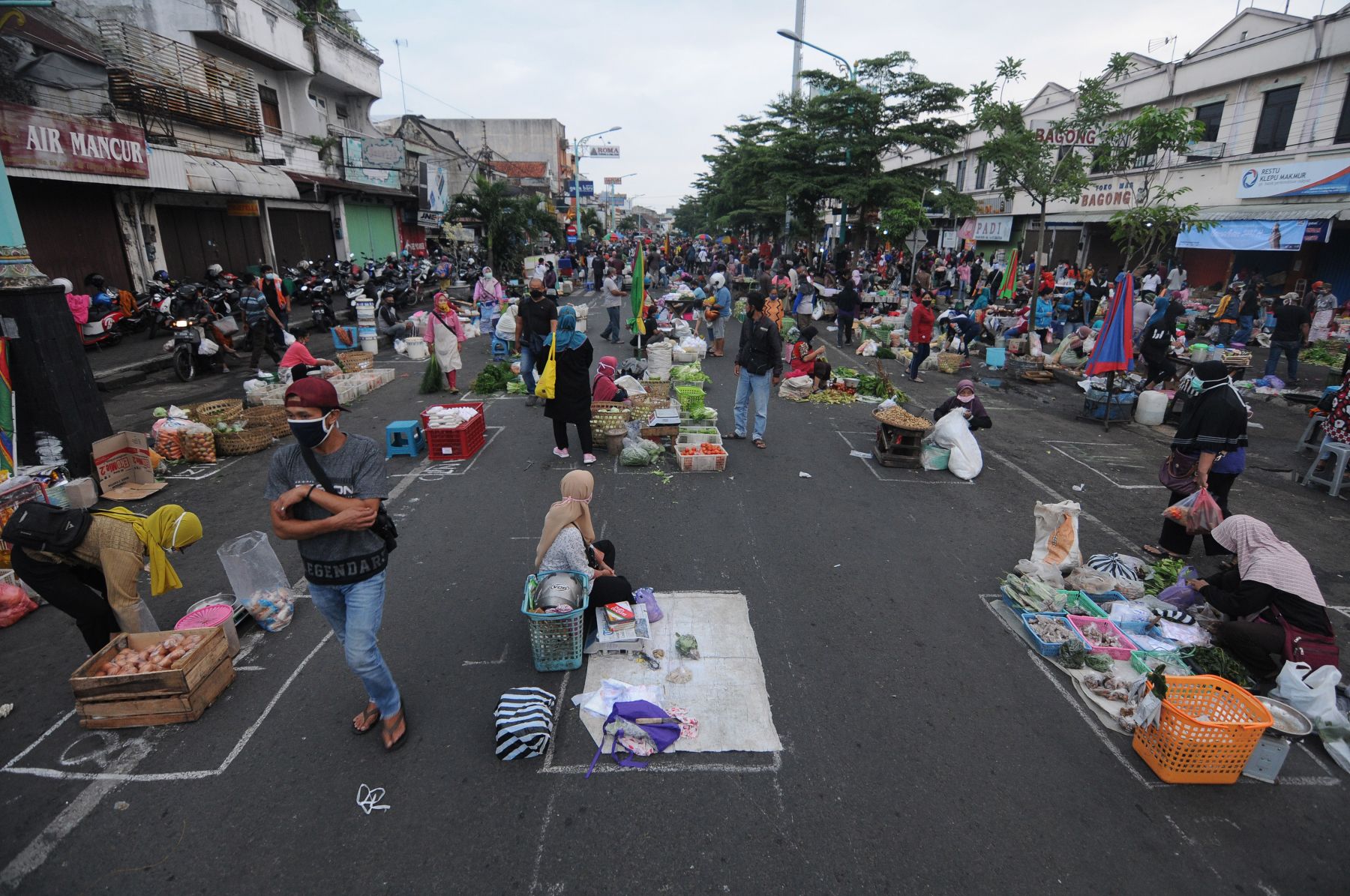 Pasar Pagi Salatiga terkenal dengan physical distancing