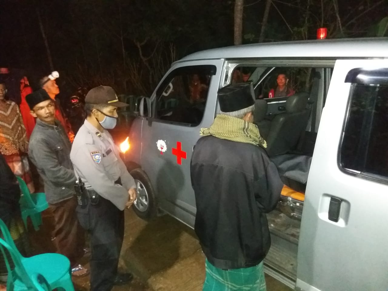 Korban saat di evakuasi ke Ambulance oleh petugas medis, polisi dan warga Kajoran (28/5/2020)-(Foto: Istimewa)