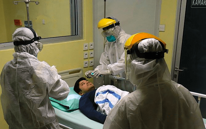 Gambar ilustrasi dokter dan perawat melakukan simulasi pasien corona i rumah sakit rujukan. (Foto: internet)