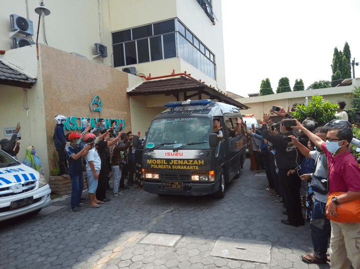 Mobil ambulans pembawa jenazah Didi Kempot berangkat ke Ngawi. (Foto: istimewa)