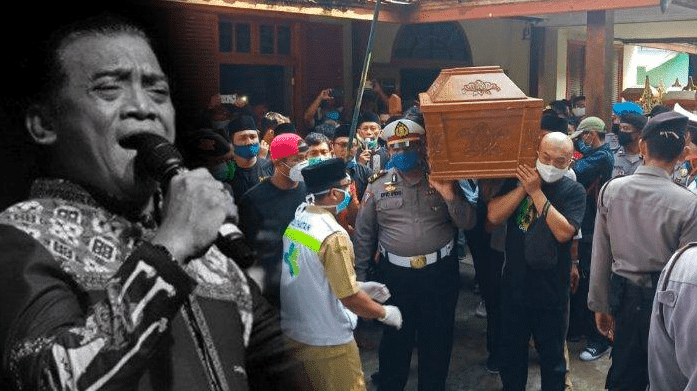 Peti jenazah Didi Kempot dipanggul menuju pemakaman setempat. (Foto: istimewa)