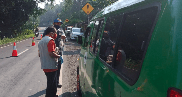 PENGETATAN: Petugas gabungan memeriksa pengendara yang masuk ke Kulonprogo dari Magelang, Selasa (5/5). (Foto: istimewa)