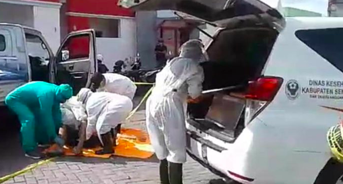 PROSEDUR: Jenazah warga Muntikan dievakuasi petugas ber-APD dari dalam mobil pikap, Sabtu (9/5)