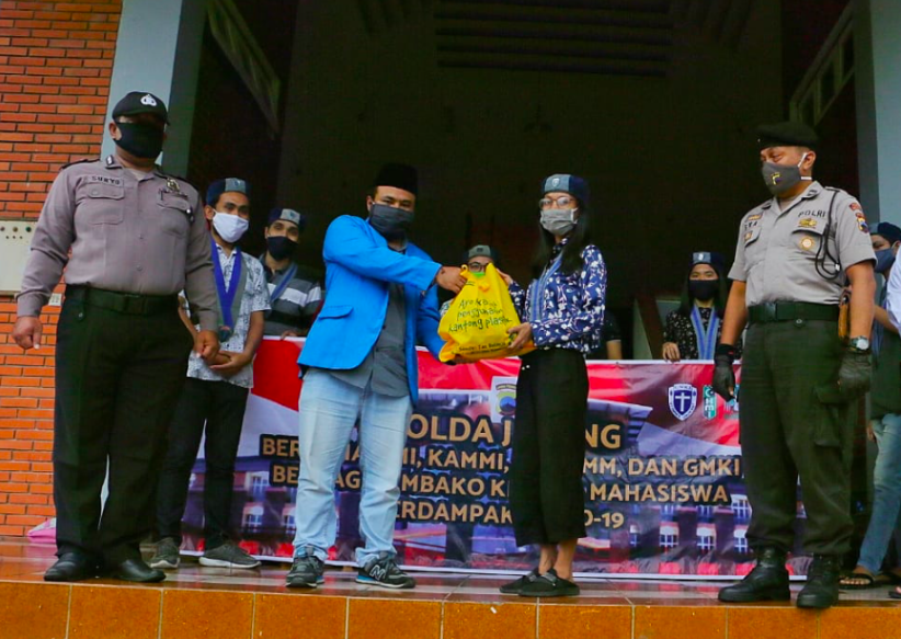PEDULI MAHASISWA: Polda Jateng bersama kelompok organisasi kemahasiswaan membagikan sembako kepada mahasiswa yang bertahan tidak pulang kampung, Sabtu (9/5). (Foto: Humas Polda Jateng)