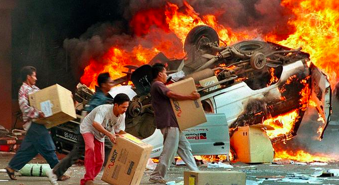MENOLAK LUPA: Gambar ilustrasi penjarahan toko ditengah kerusuhan Mei 1998 di Jakarta. Teror sebagian masyarakat minoritas juga sempat merembet hingga Magelang. (Foto: internet)