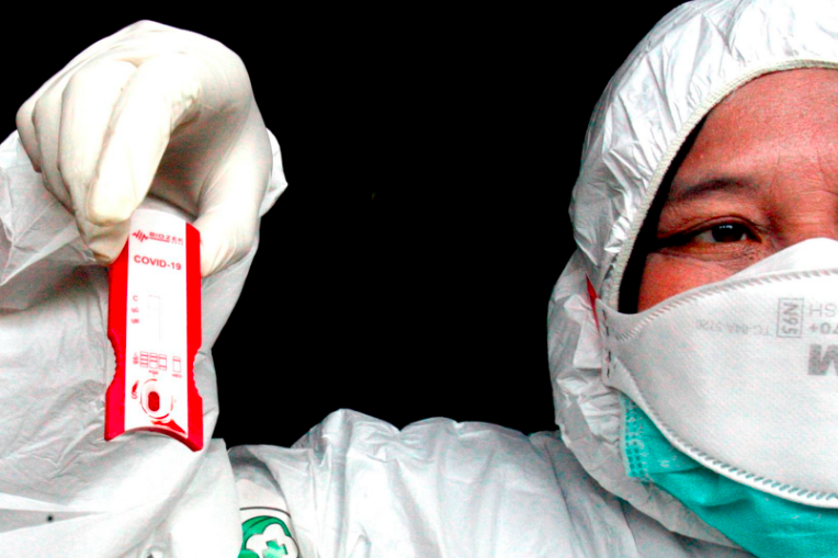 Petugas medis menunjukkan wujud perangkat rapid test. (Foto: internet)