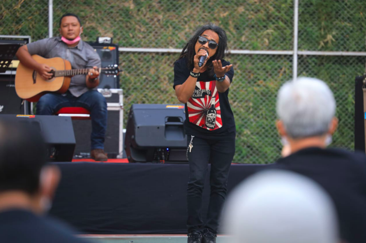 MENIKMATI: Gubernur Ganjar (kanan, membelakangi kamera) saat menonton Panggung Kahanan #6, kemarin (15/5). (Foto: Humas Pemprov Jateng)